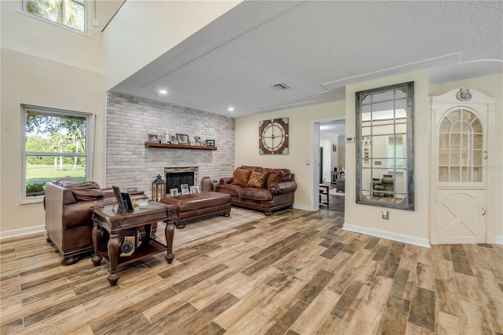 800 HIDDEN OAKS LN