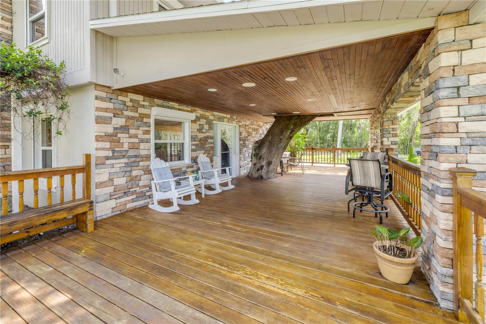 800 HIDDEN OAKS LN