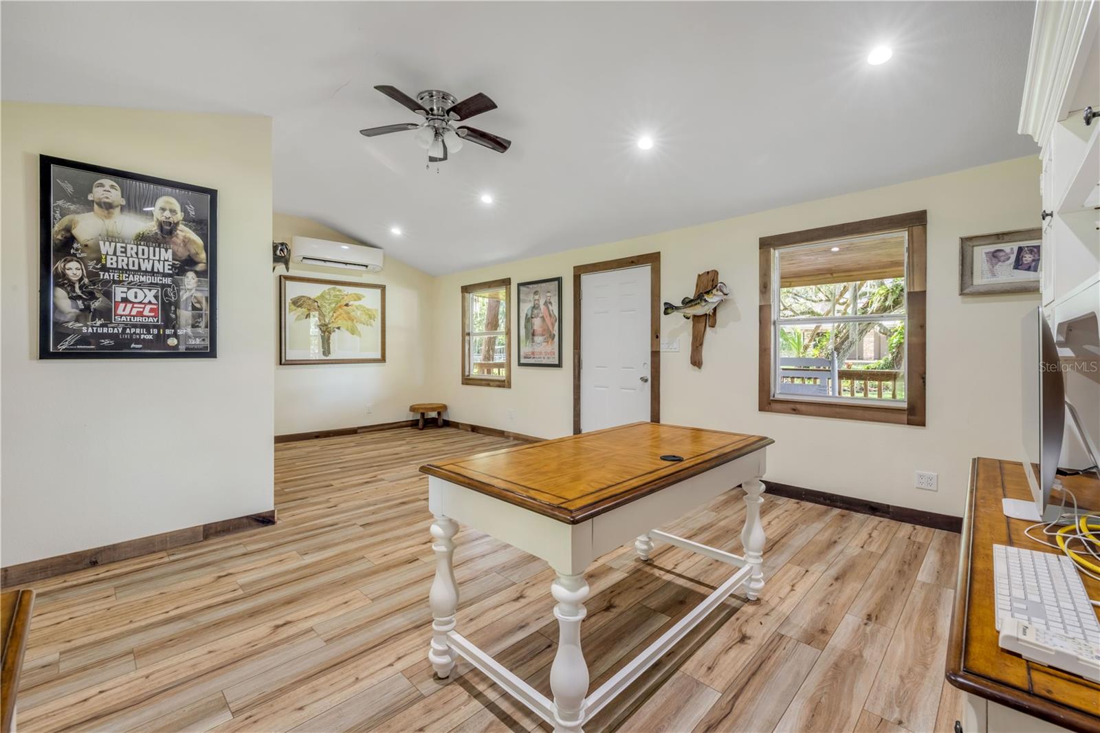 800 HIDDEN OAKS LN