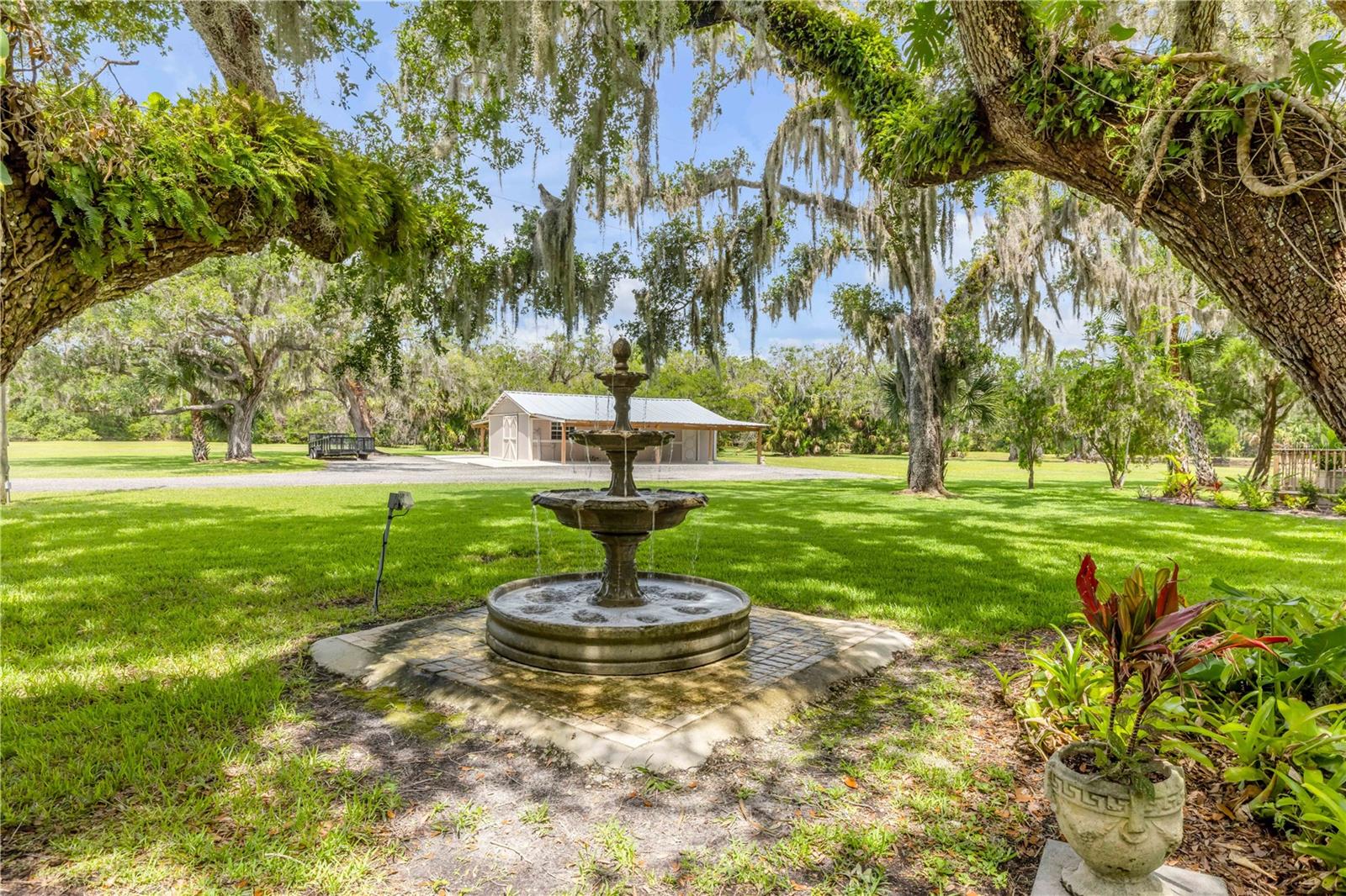 800 HIDDEN OAKS LN