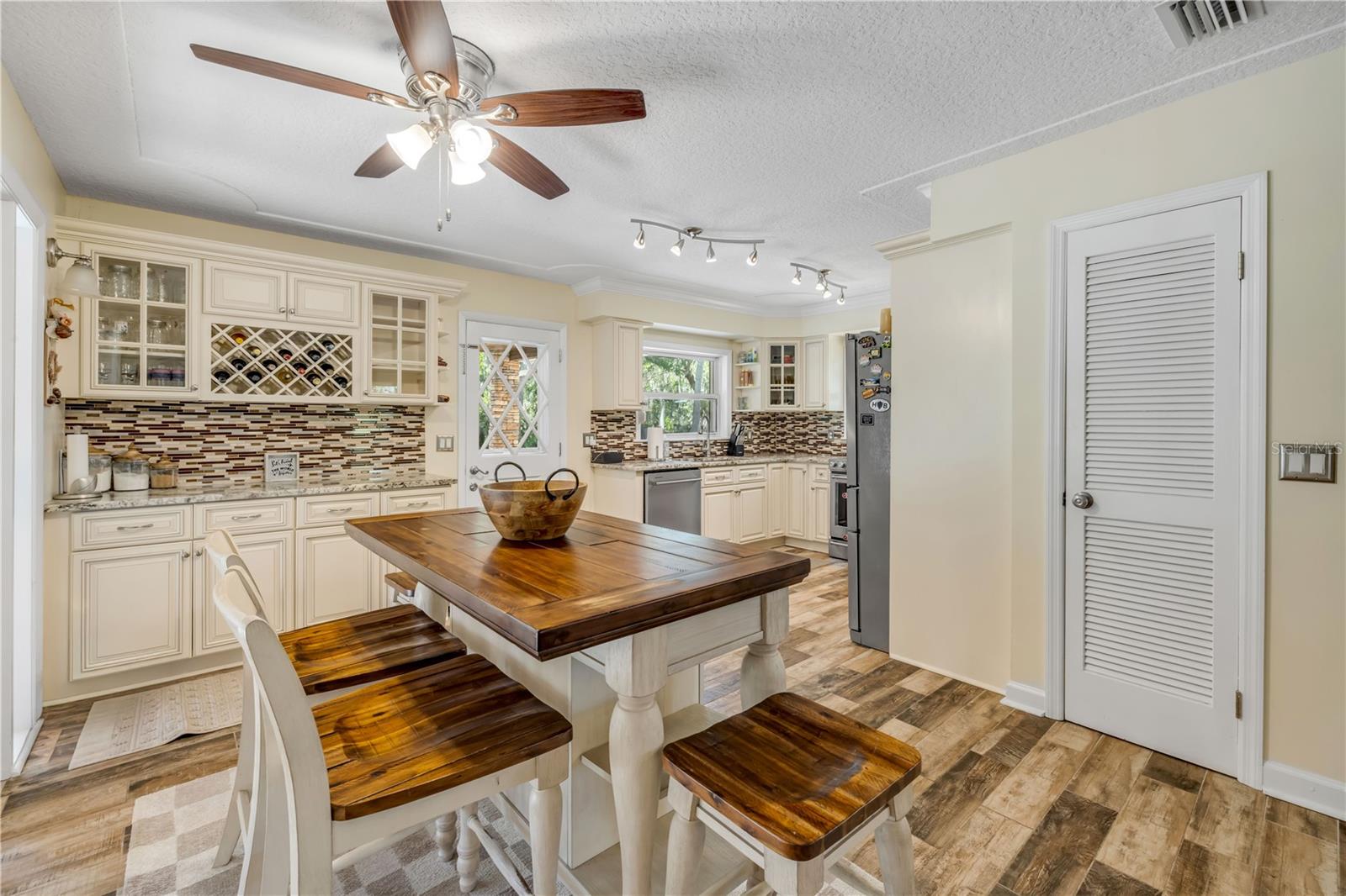 800 HIDDEN OAKS LN