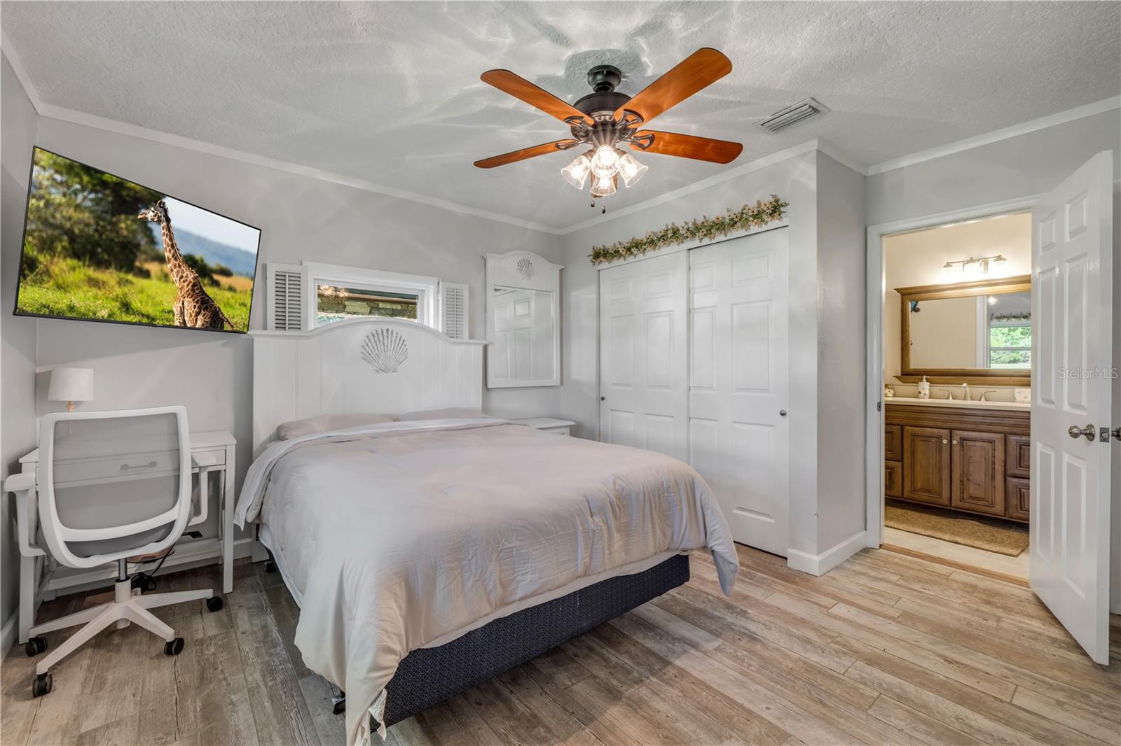 800 HIDDEN OAKS LN