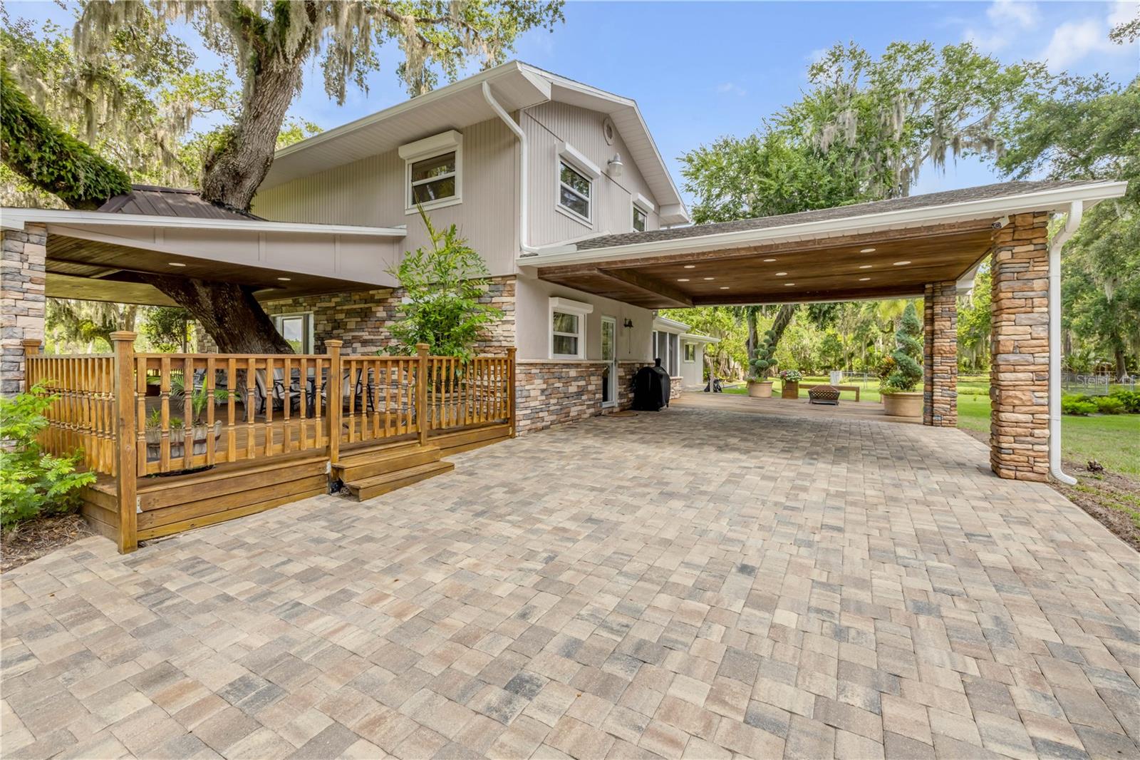 800 HIDDEN OAKS LN