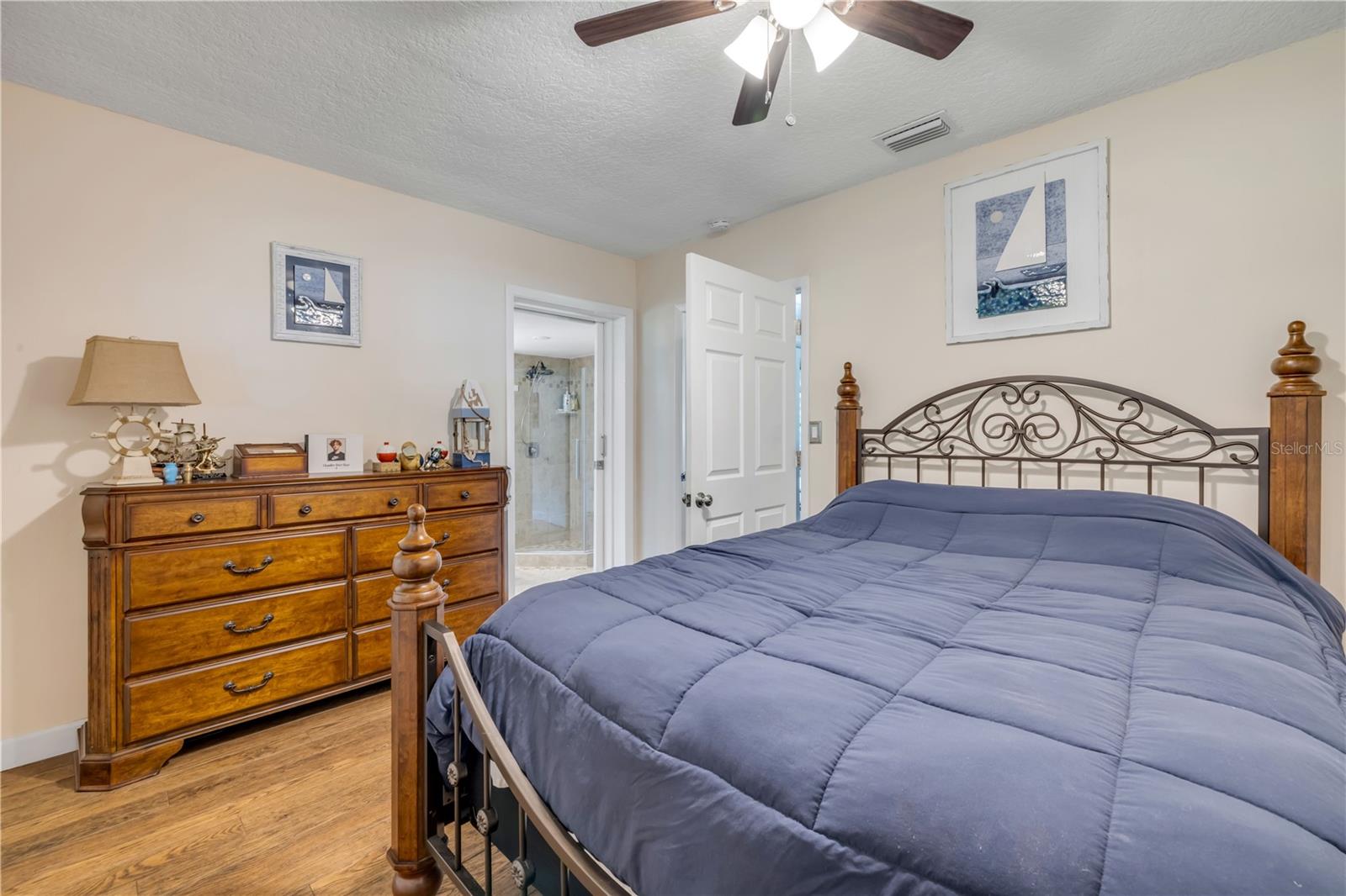 800 HIDDEN OAKS LN