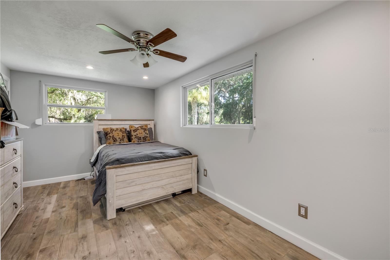 800 HIDDEN OAKS LN