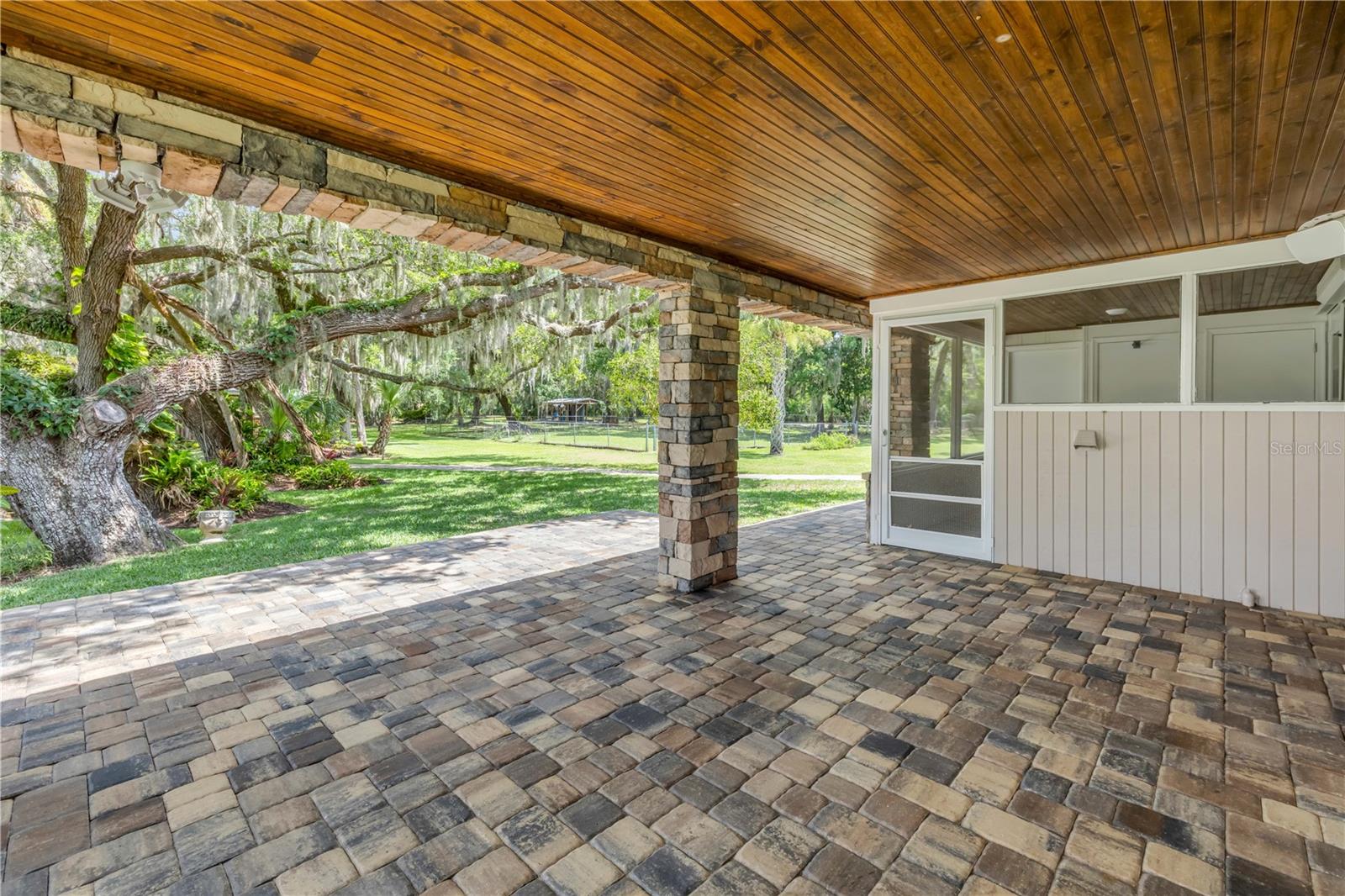 800 HIDDEN OAKS LN