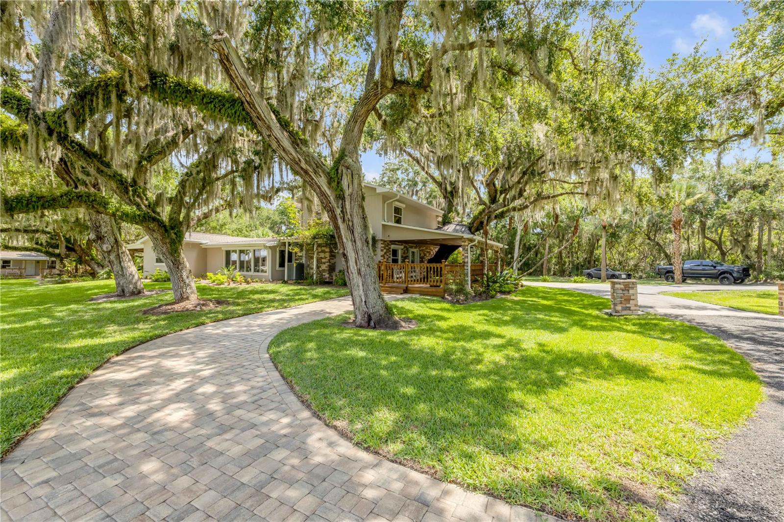 800 HIDDEN OAKS LN