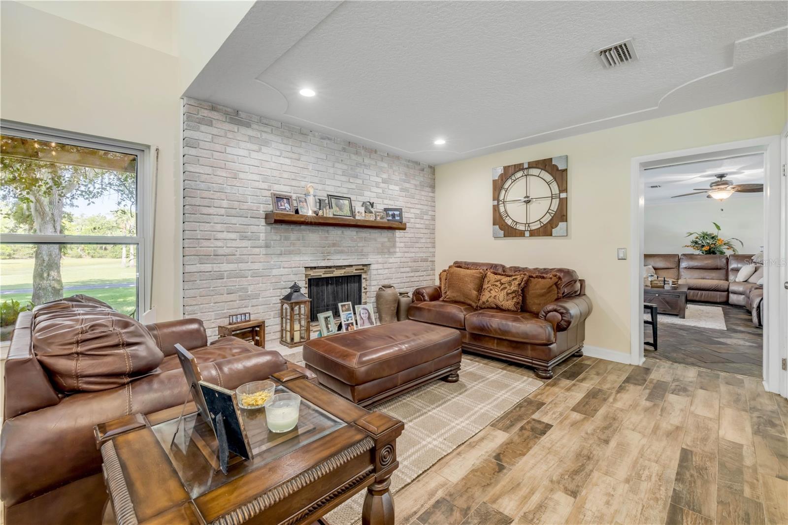 800 HIDDEN OAKS LN
