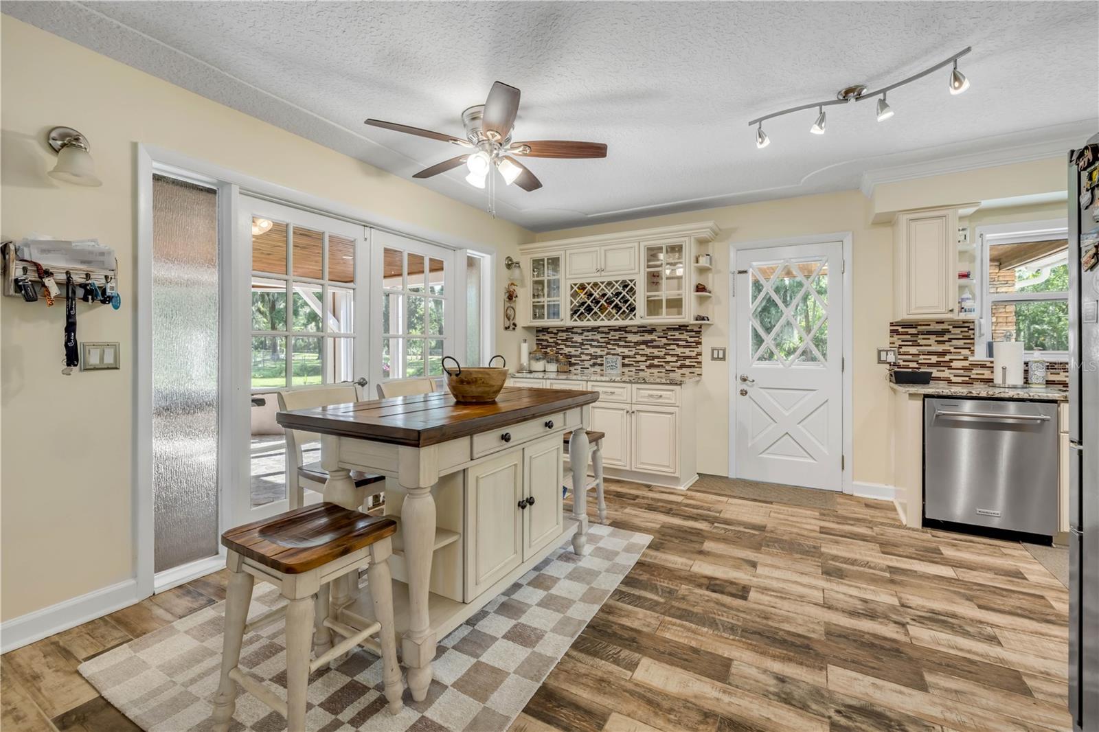 800 HIDDEN OAKS LN