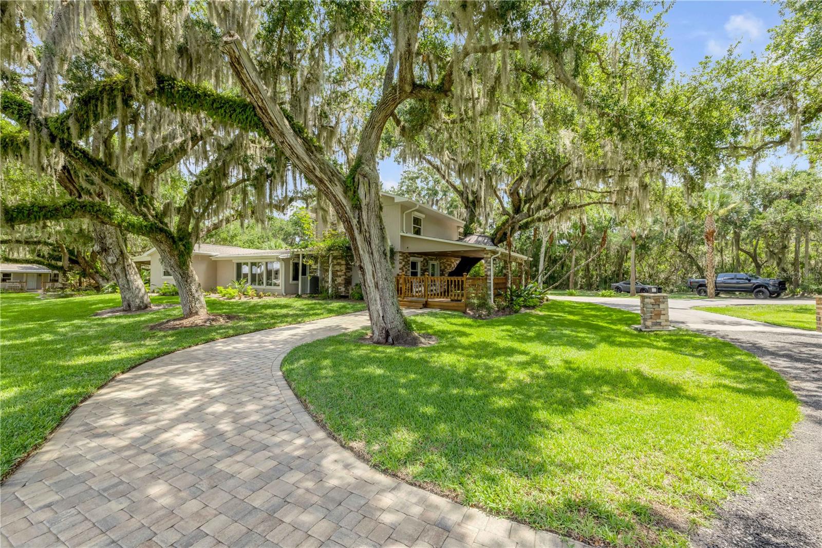 800 HIDDEN OAKS LN