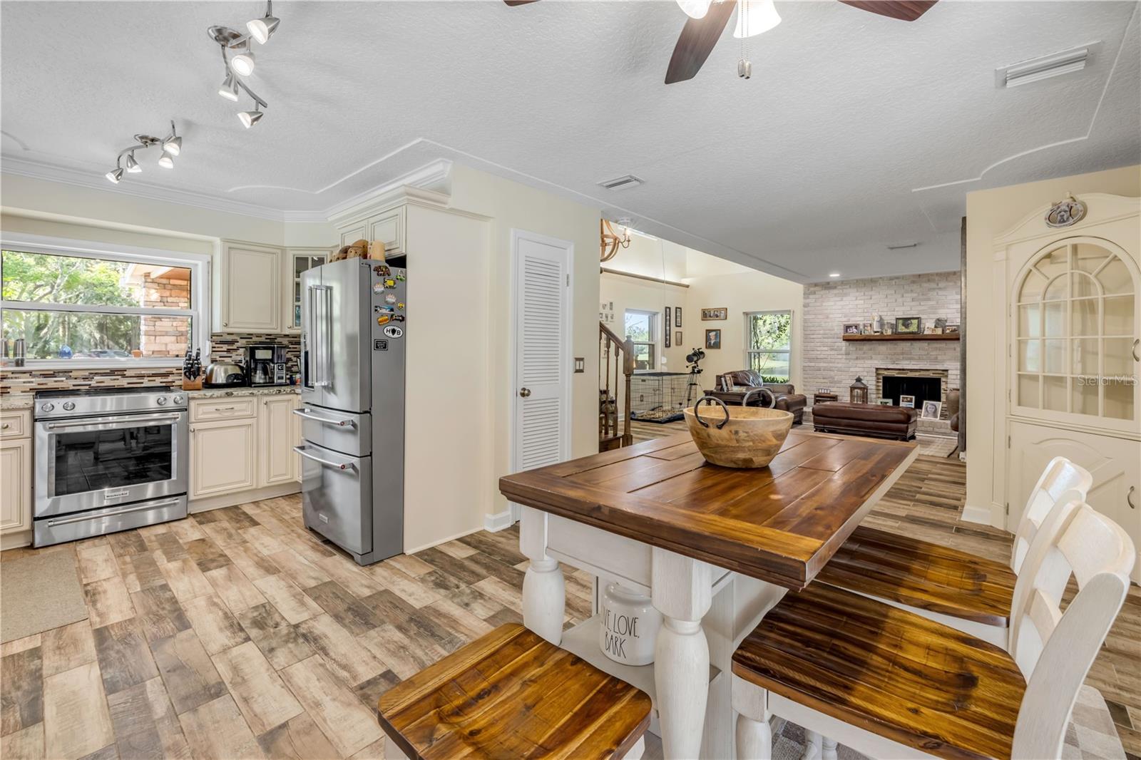 800 HIDDEN OAKS LN