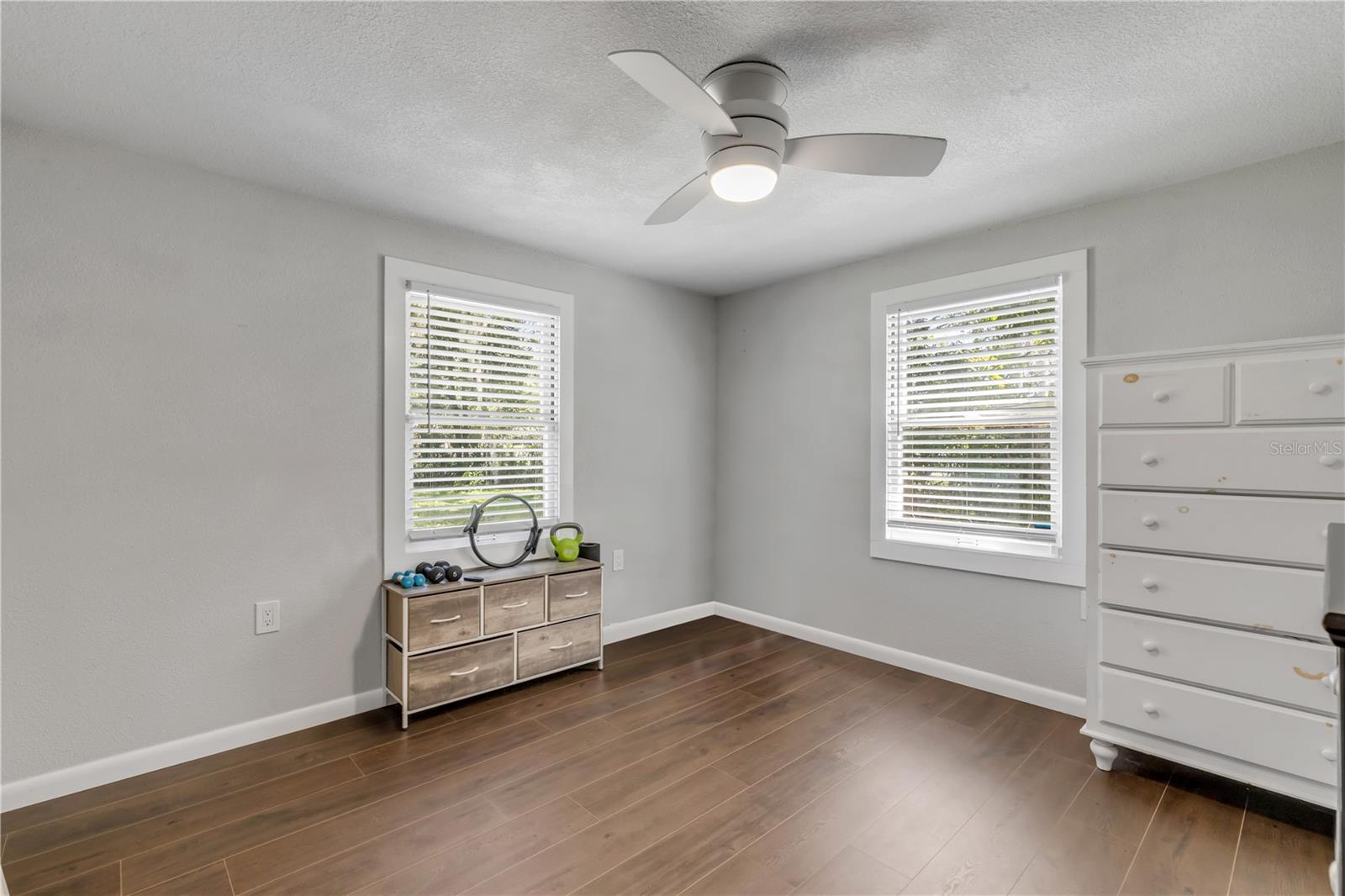 1402 E VOORHIS AVE