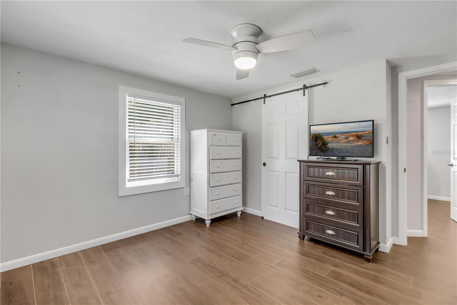 1402 E VOORHIS AVE