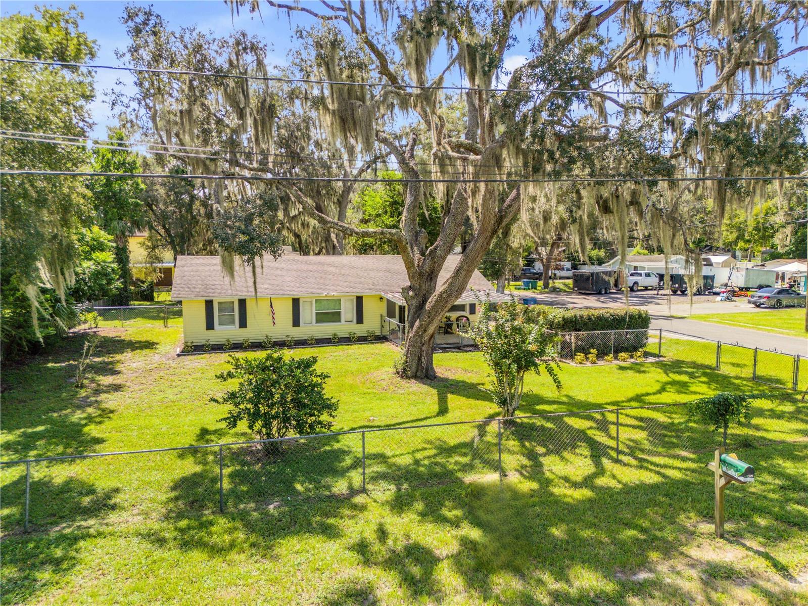 1402 E VOORHIS AVE