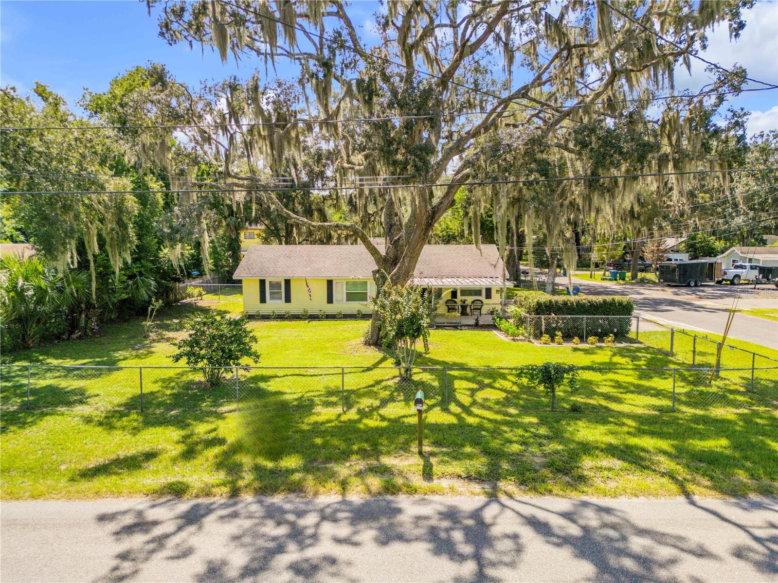 1402 E VOORHIS AVE