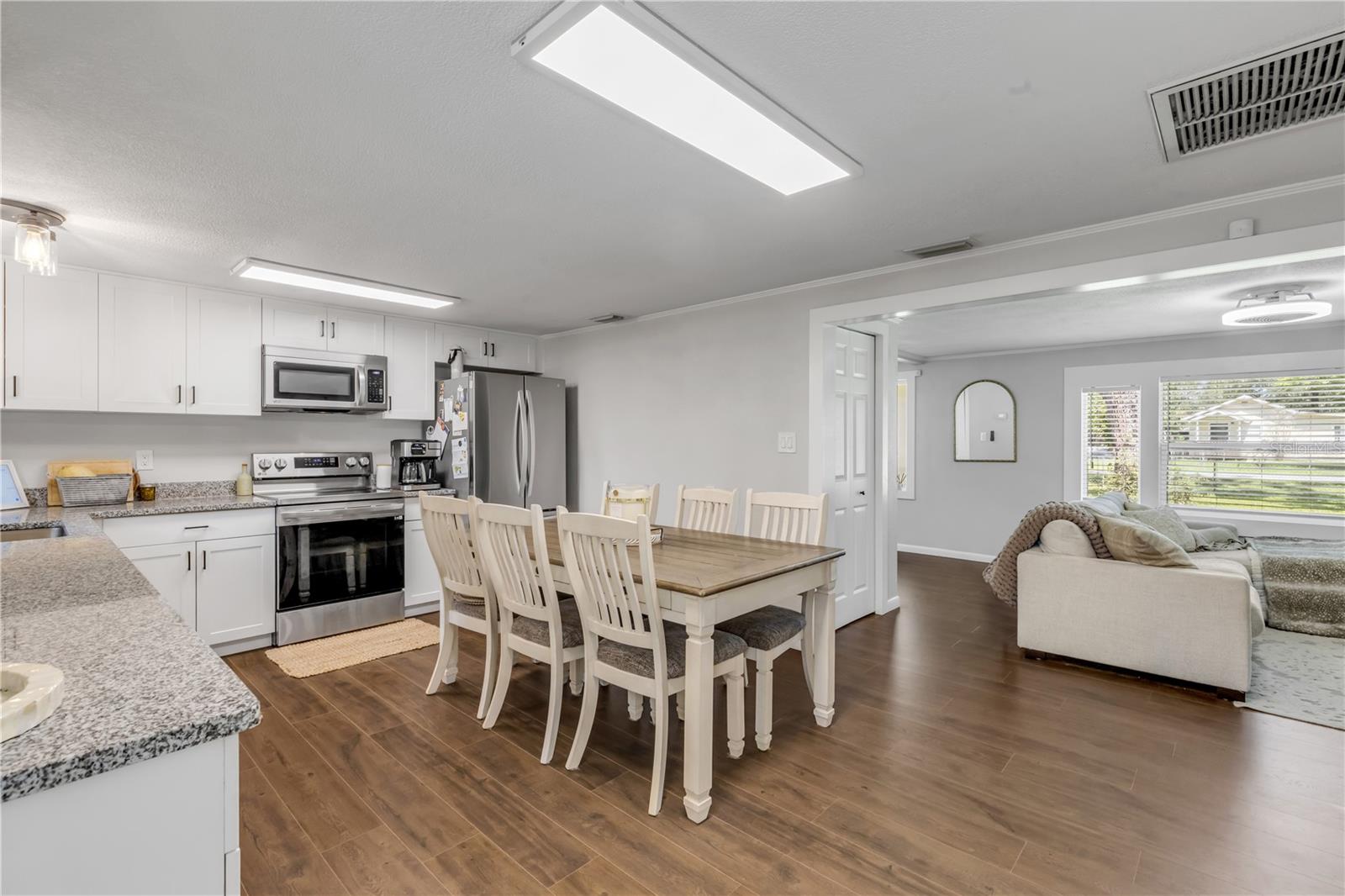 1402 E VOORHIS AVE