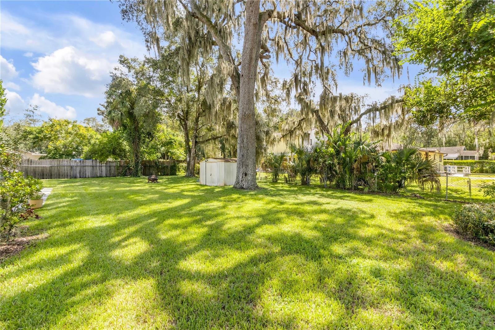 1402 E VOORHIS AVE