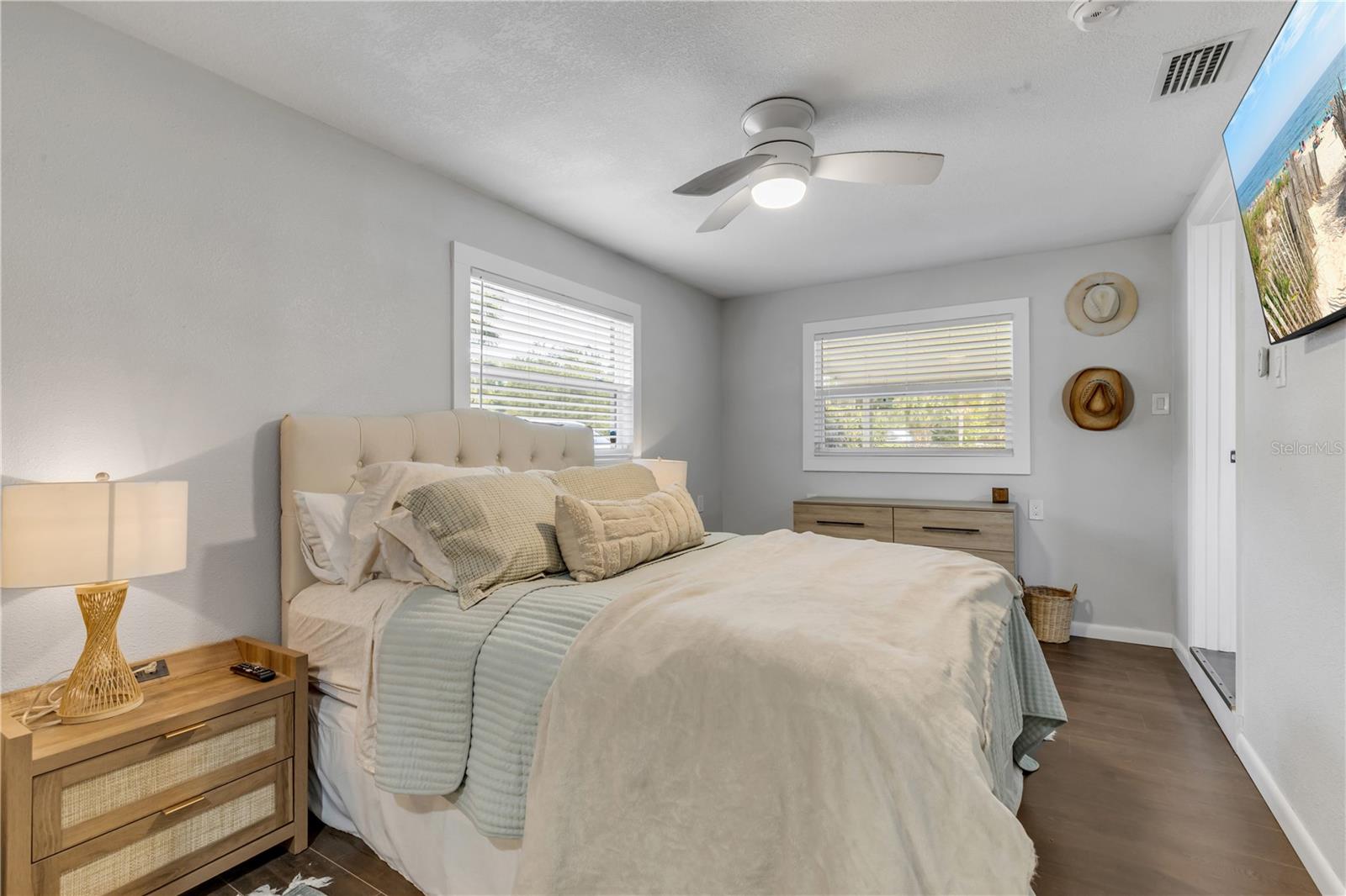 1402 E VOORHIS AVE
