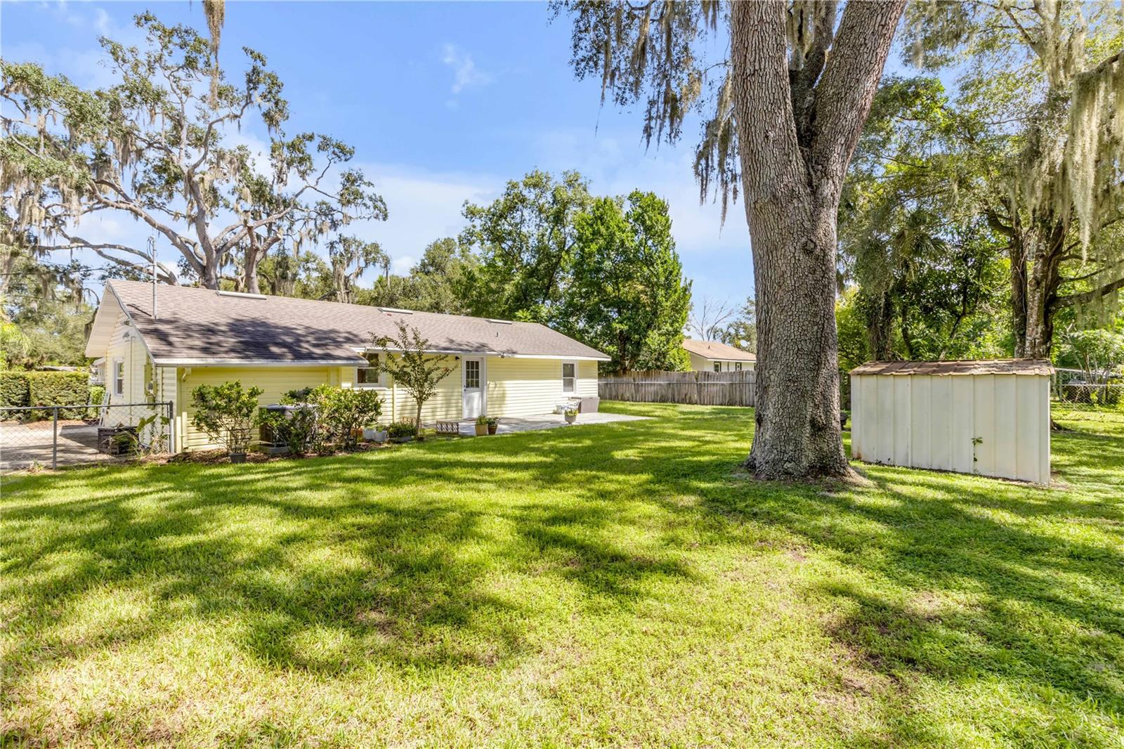1402 E VOORHIS AVE