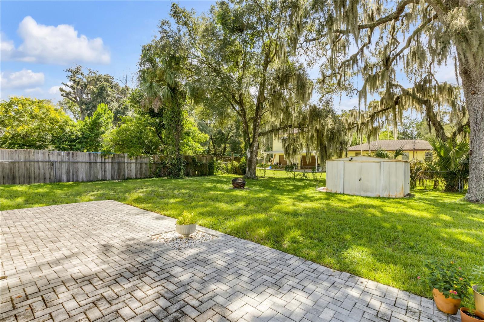 1402 E VOORHIS AVE