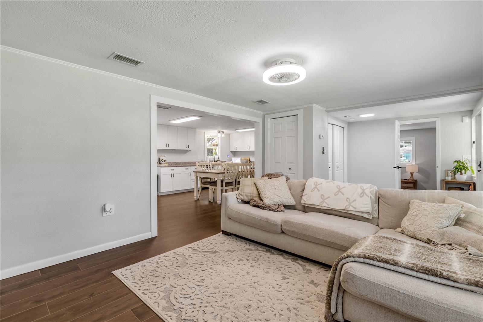 1402 E VOORHIS AVE
