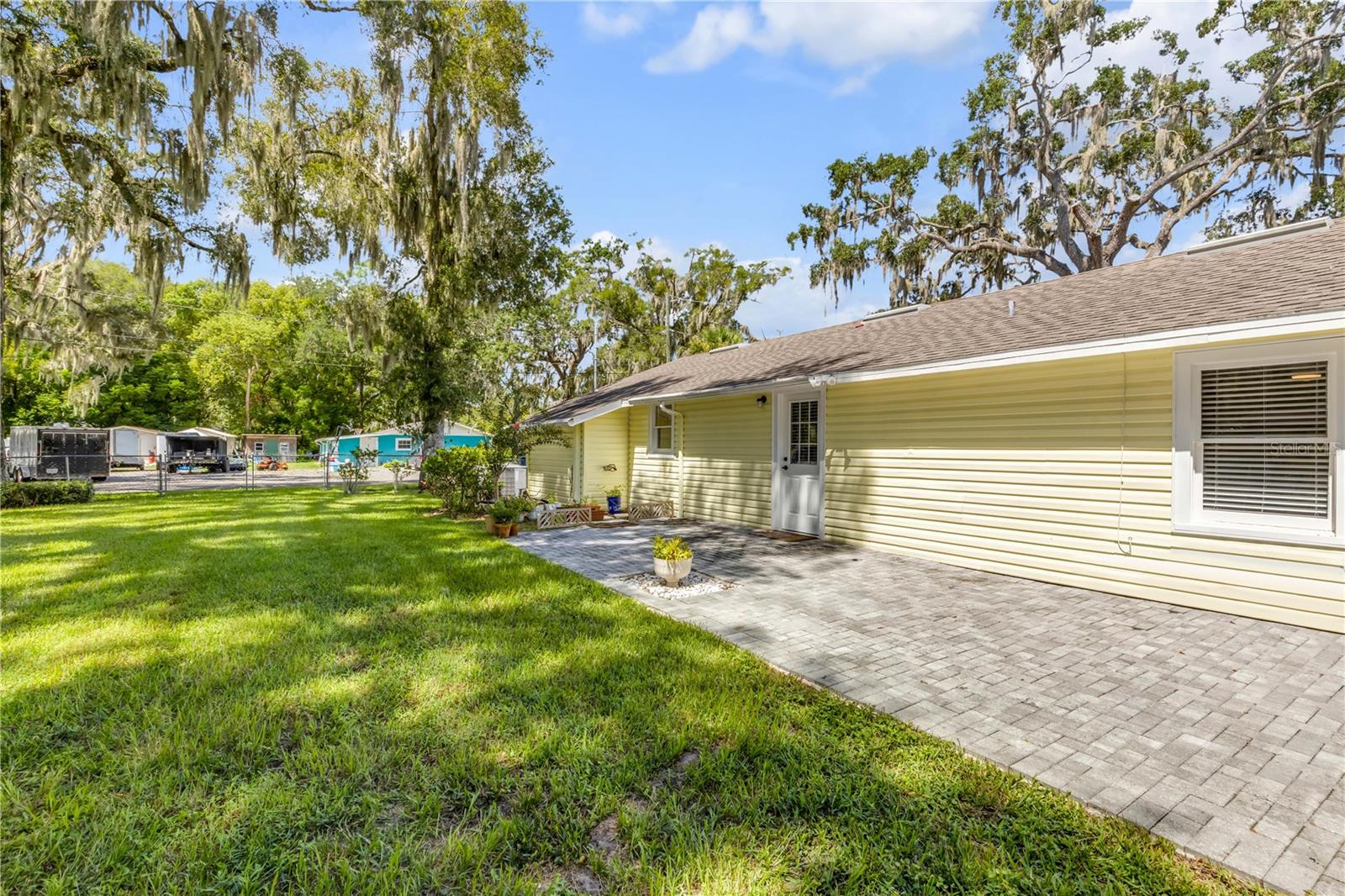 1402 E VOORHIS AVE