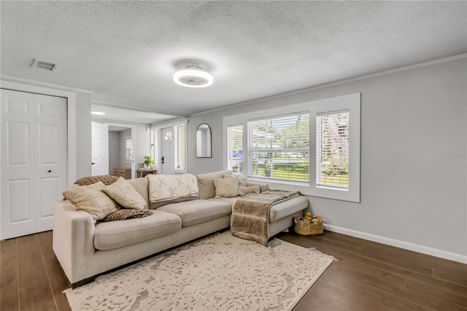 1402 E VOORHIS AVE