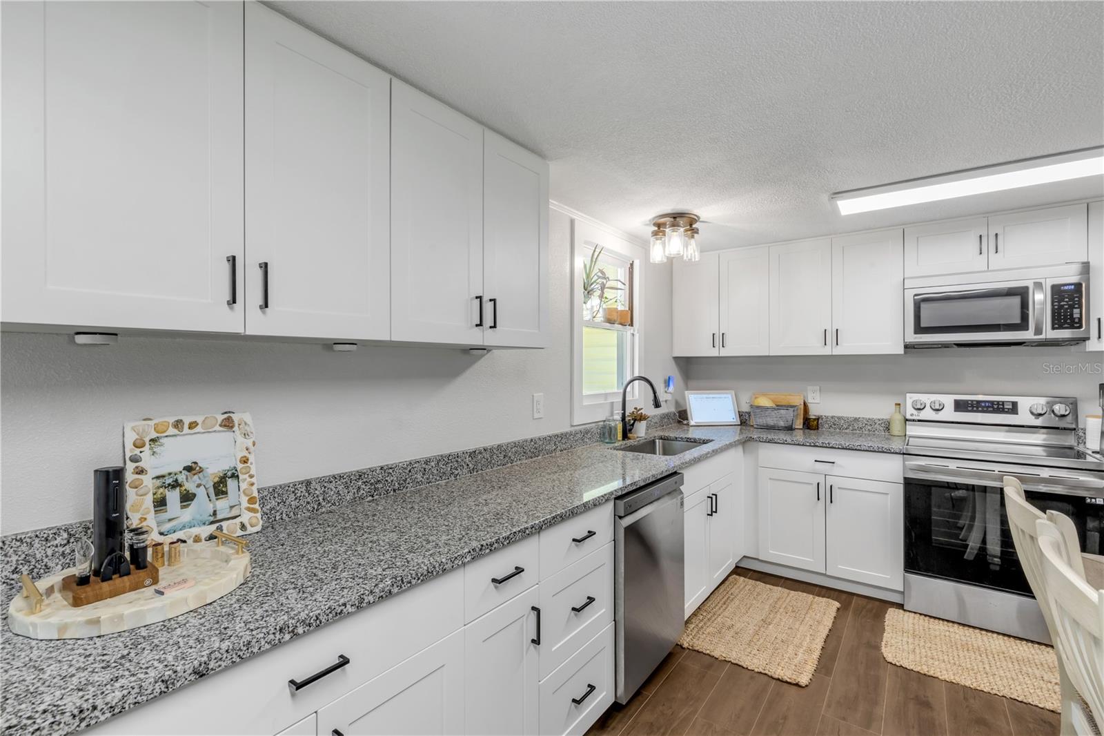 1402 E VOORHIS AVE