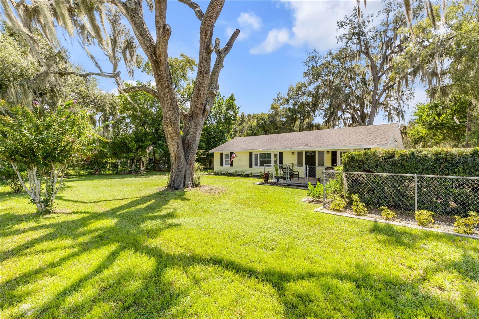 1402 E VOORHIS AVE