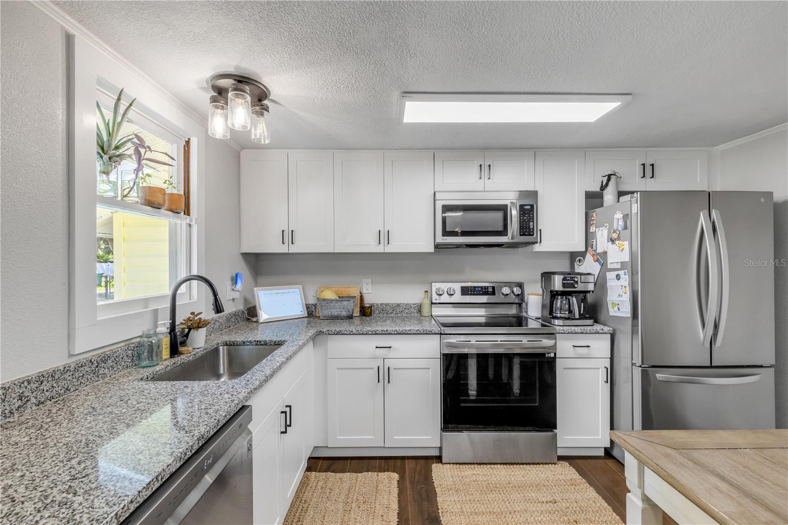 1402 E VOORHIS AVE