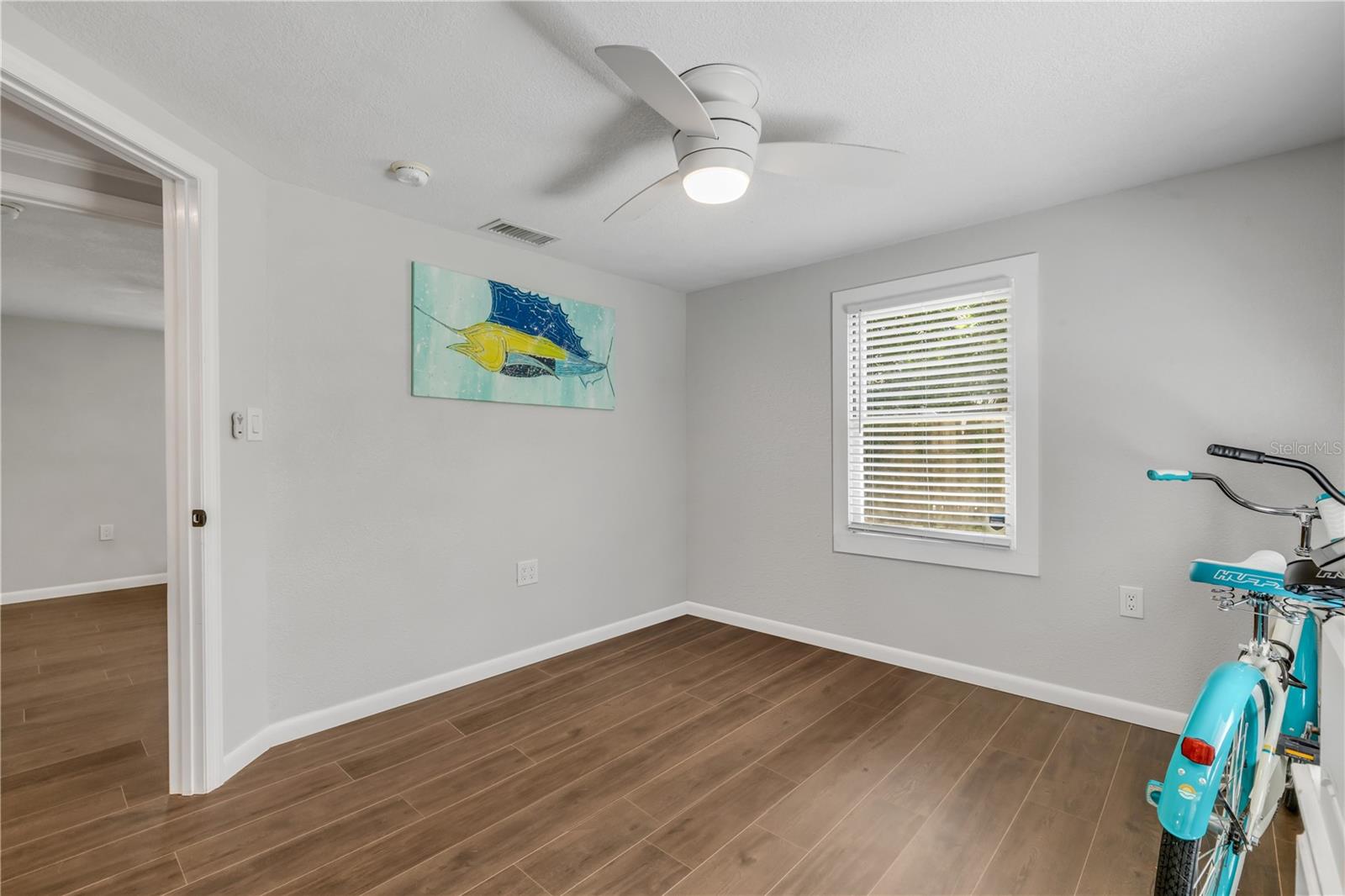 1402 E VOORHIS AVE