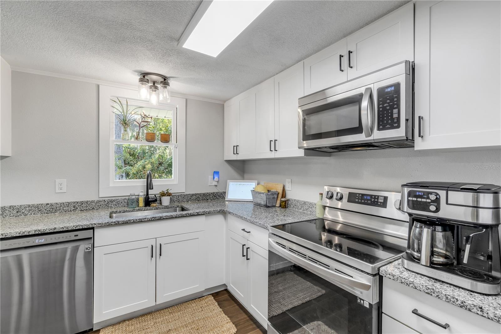 1402 E VOORHIS AVE