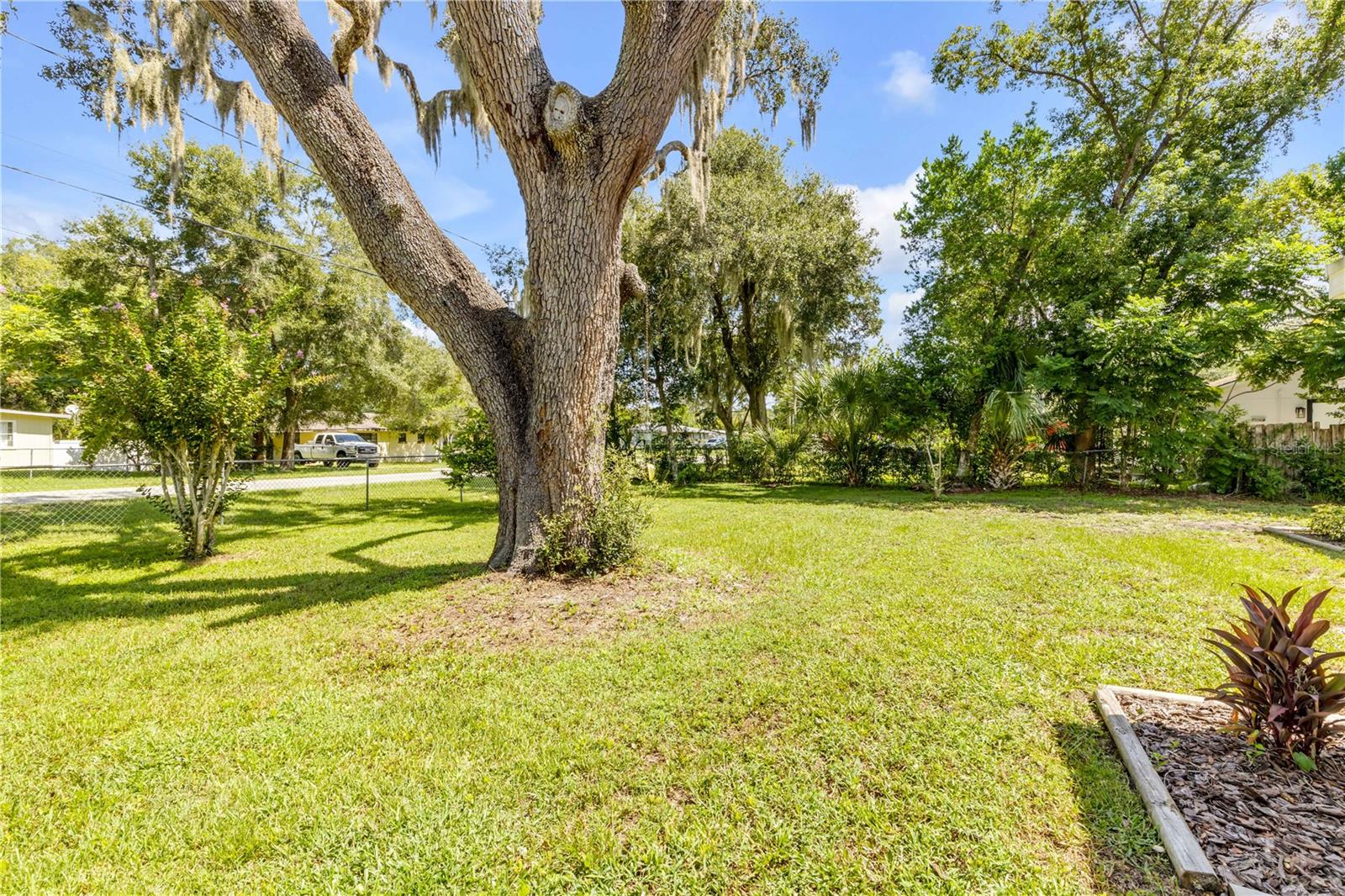 1402 E VOORHIS AVE