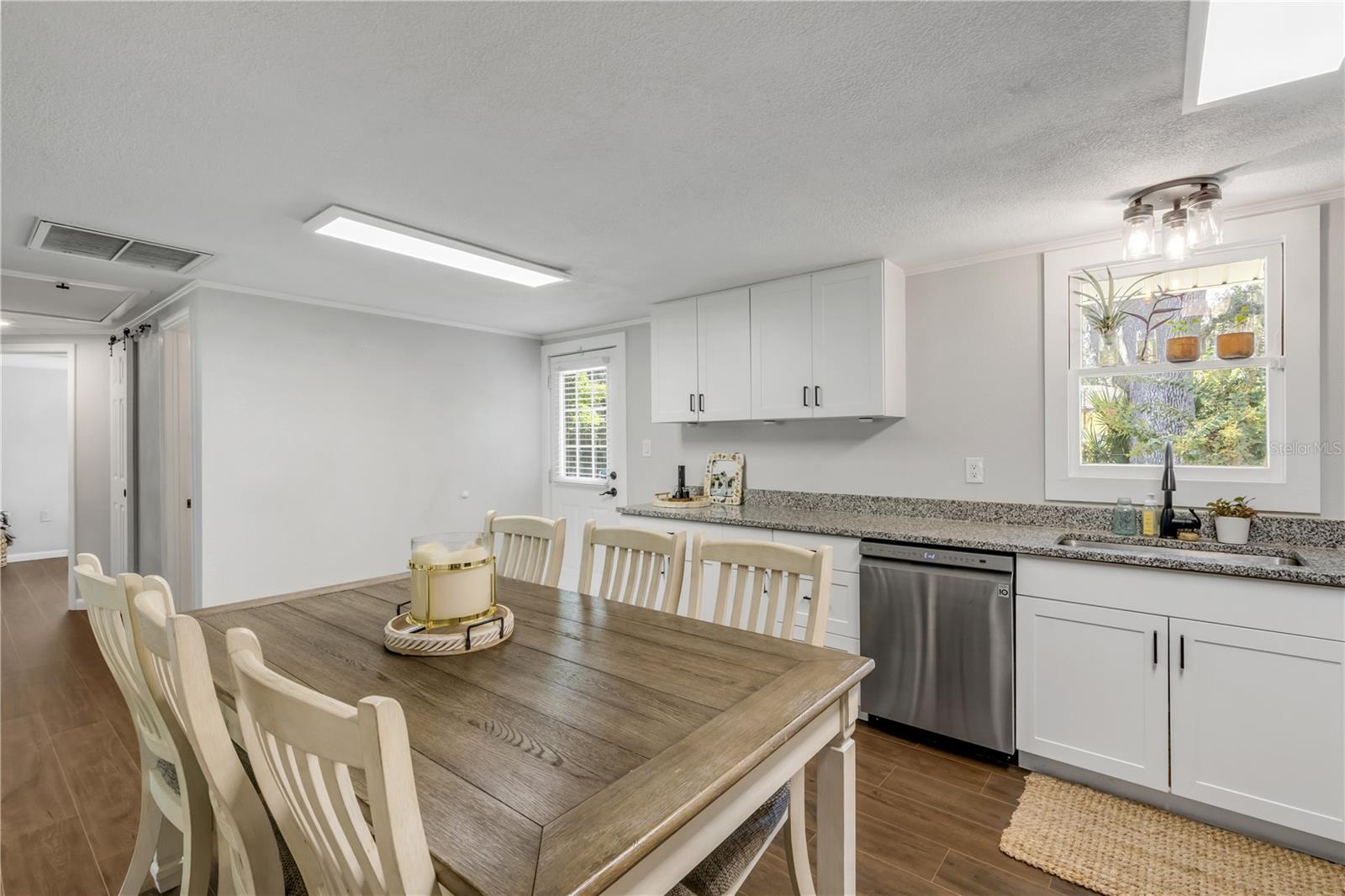 1402 E VOORHIS AVE