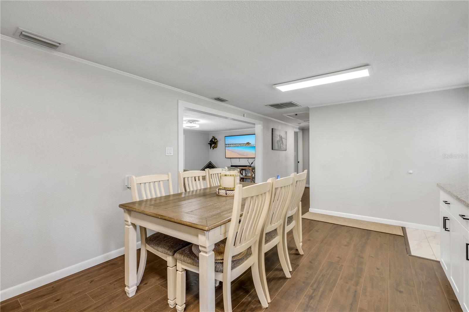 1402 E VOORHIS AVE