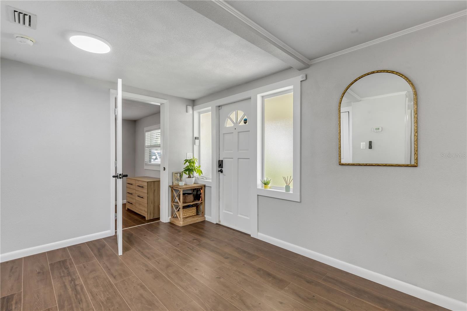 1402 E VOORHIS AVE