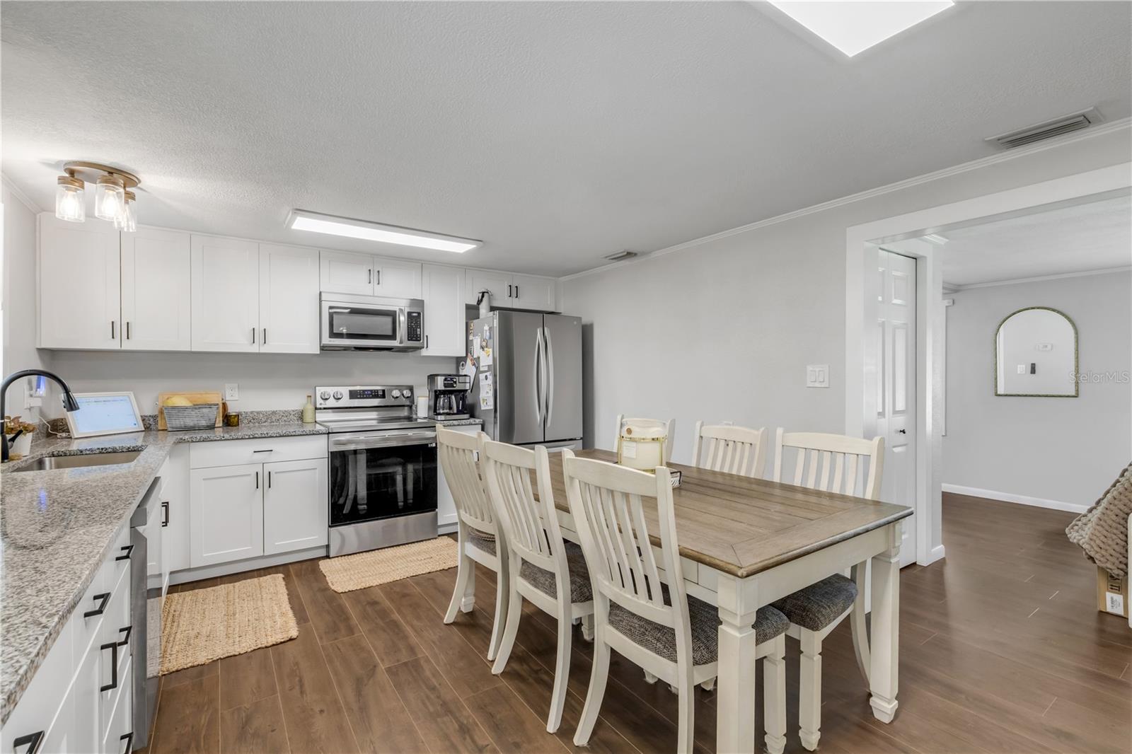 1402 E VOORHIS AVE