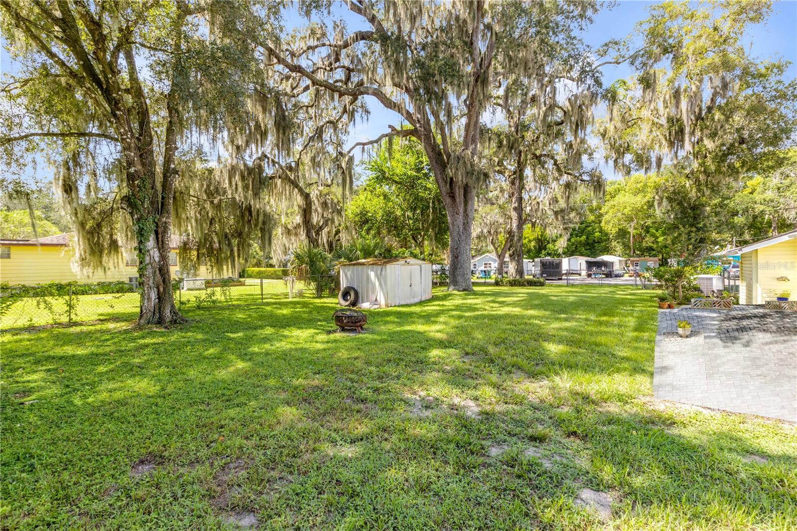 1402 E VOORHIS AVE