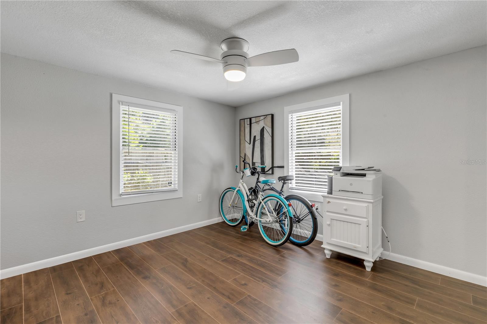 1402 E VOORHIS AVE