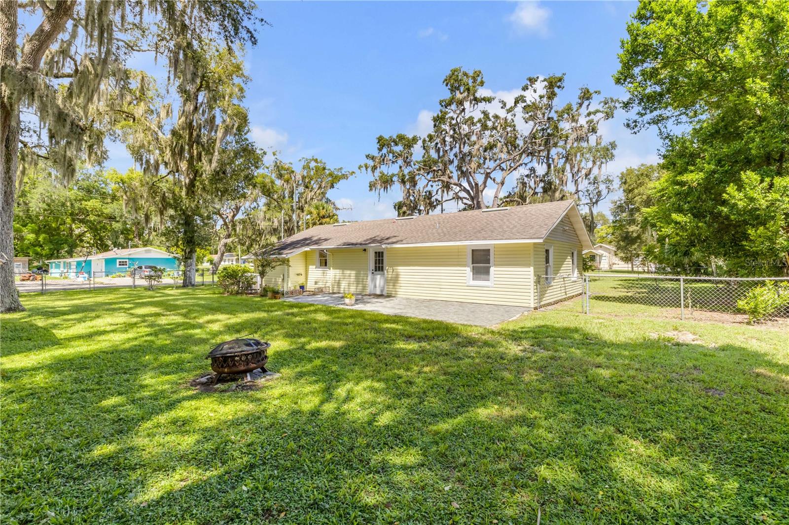 1402 E VOORHIS AVE