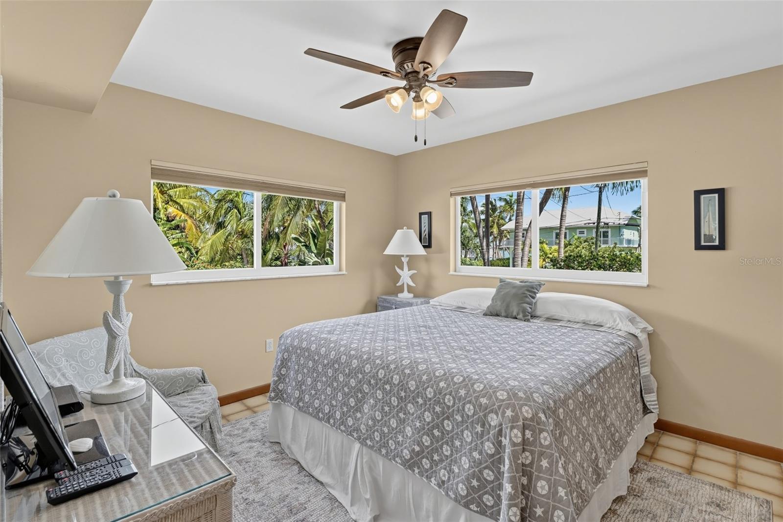 422 HARBOUR DR