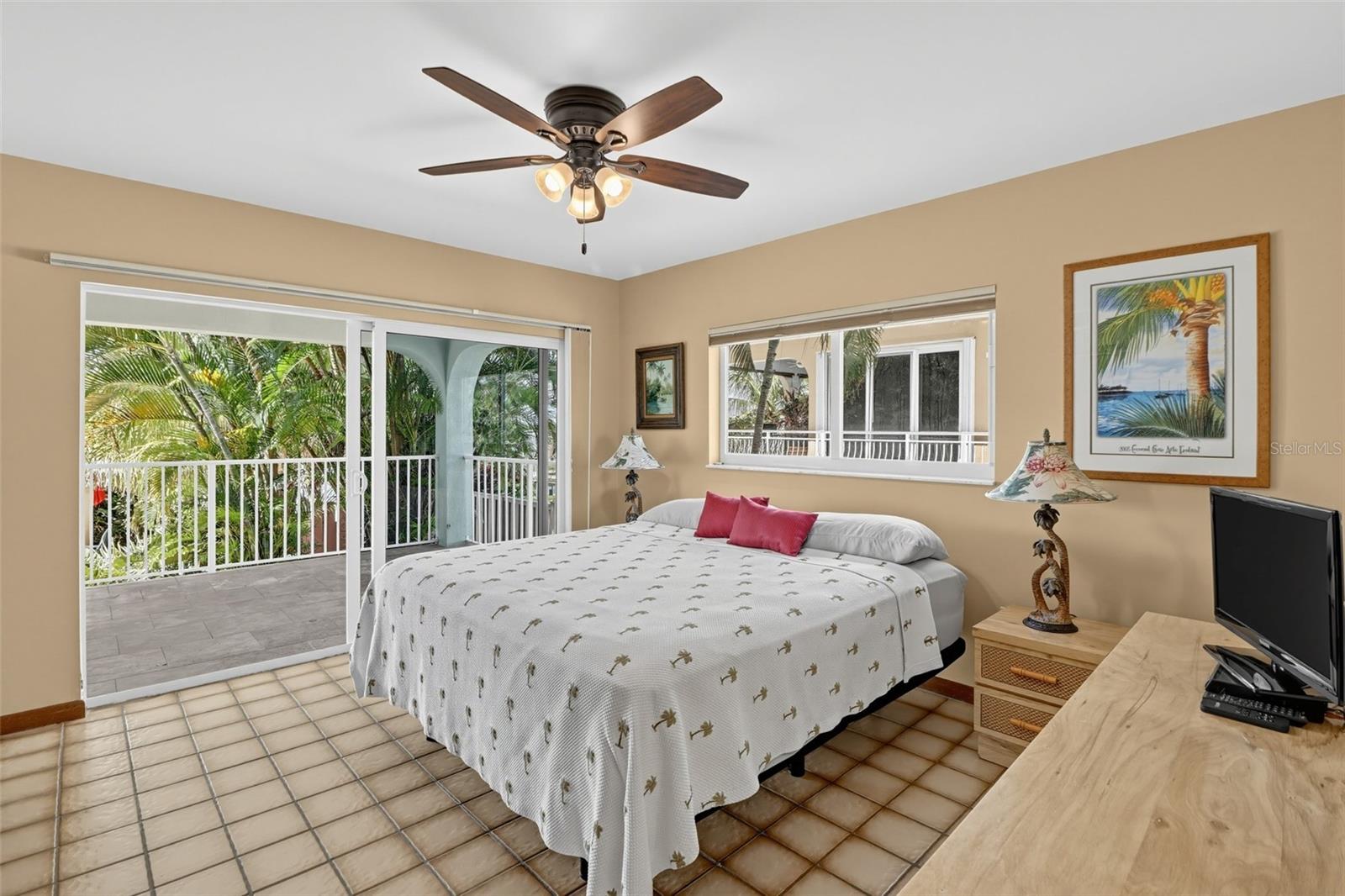 422 HARBOUR DR