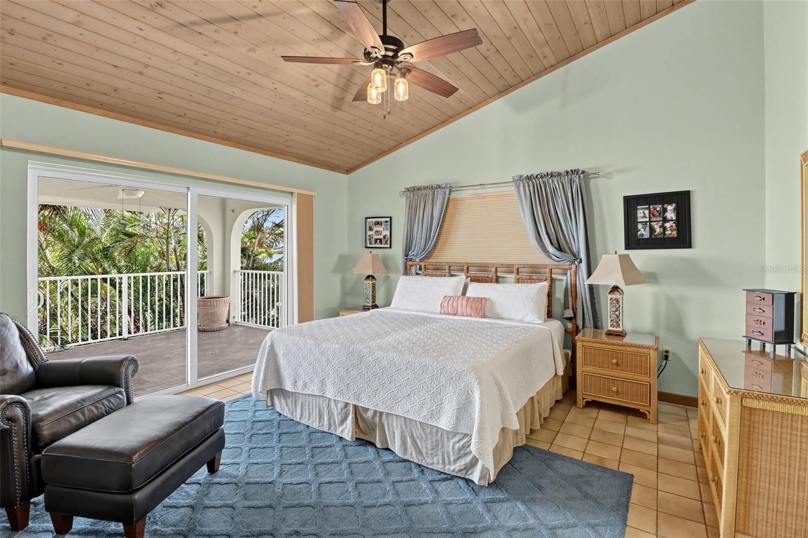 422 HARBOUR DR