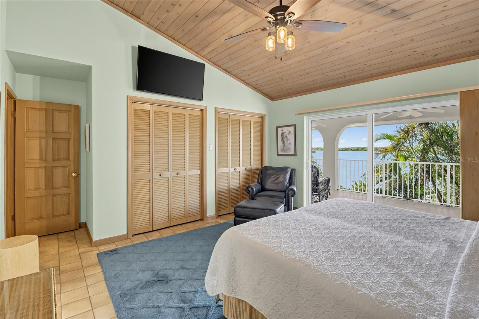 422 HARBOUR DR