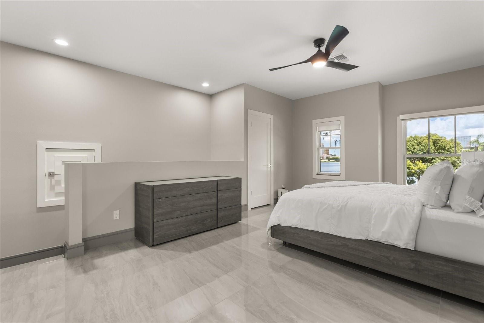 808 EDGEWATER DR