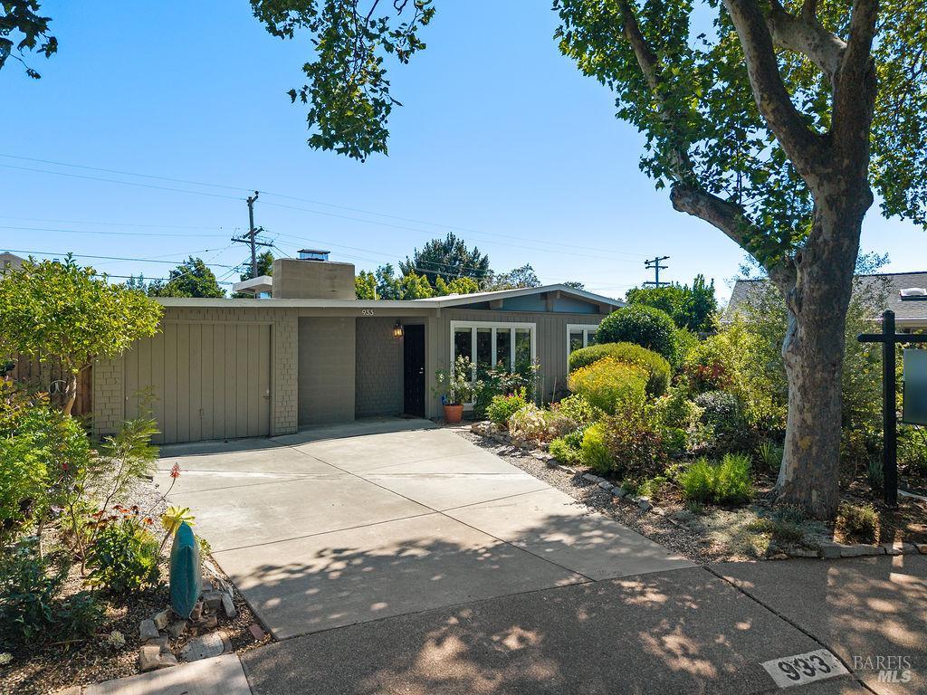 933 Brentwood Avenue
