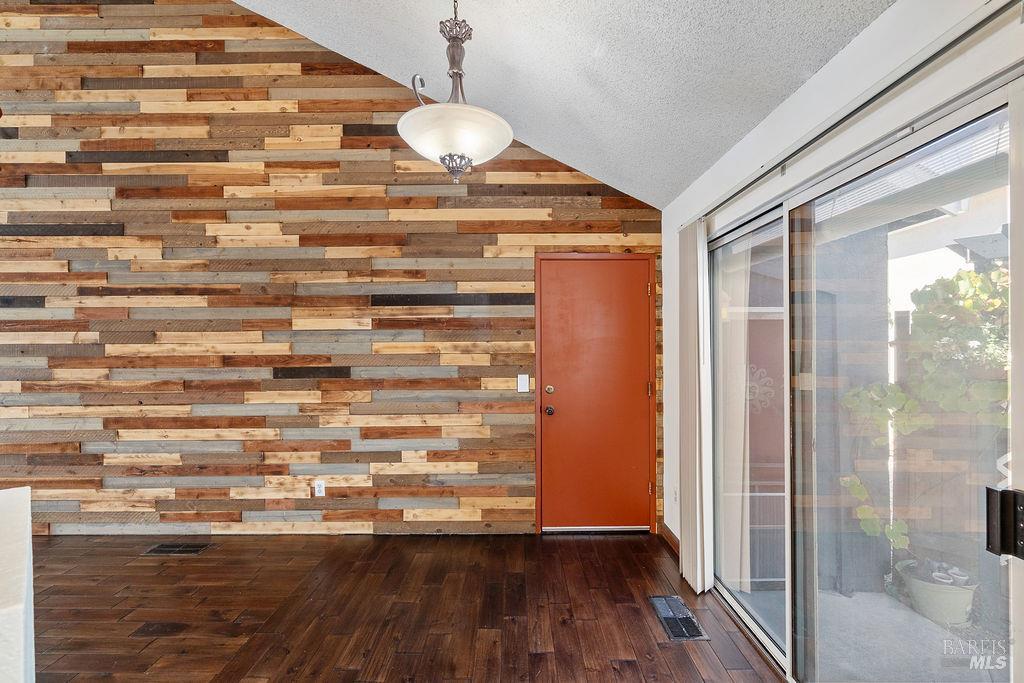 902 Edgewood Circle