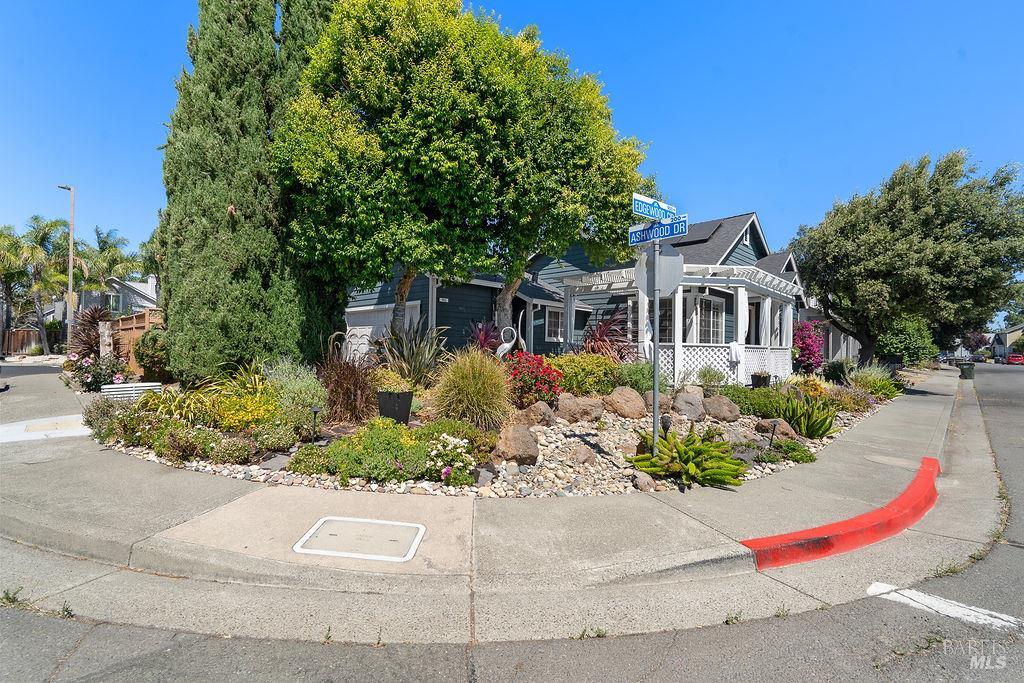 902 Edgewood Circle