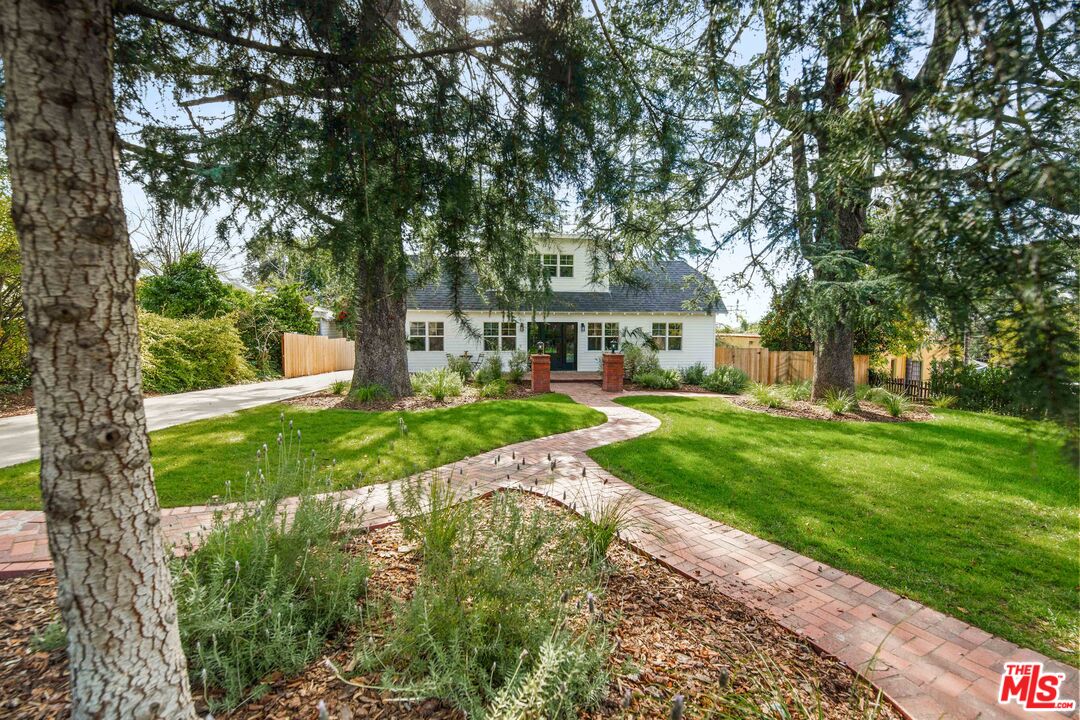 104 W Loma Alta Dr