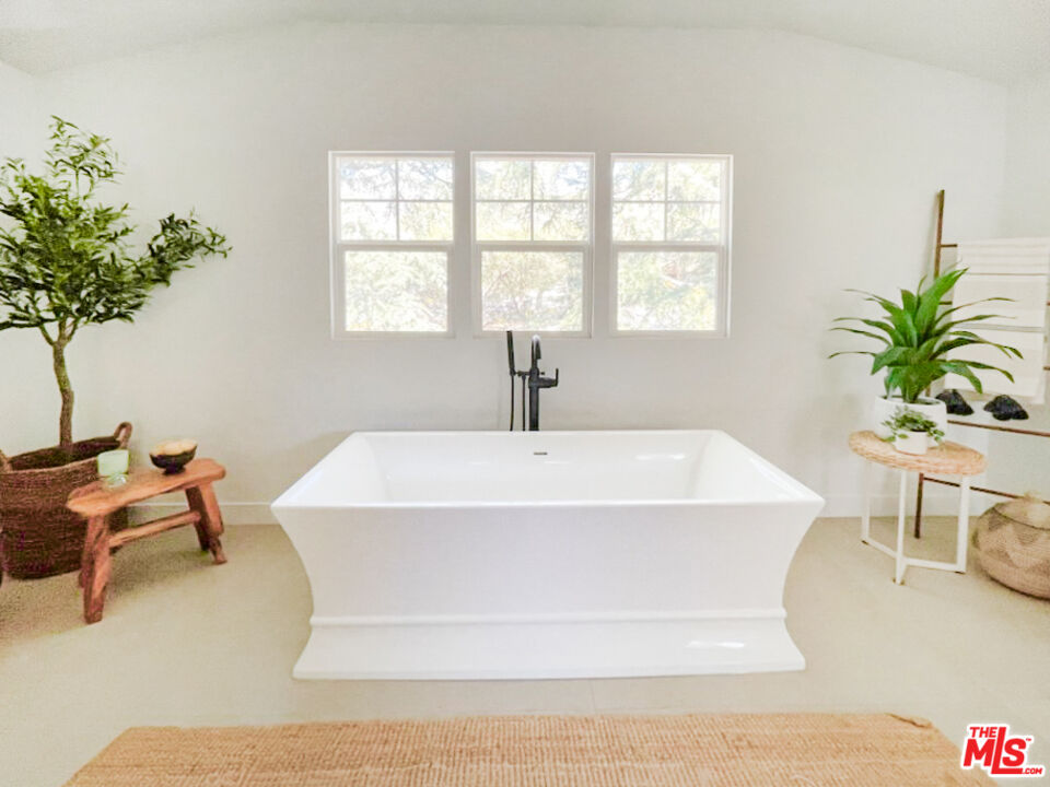 104 W Loma Alta Dr